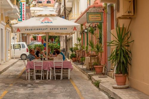 Zakynthos-Stadt Gasse mit Tischen