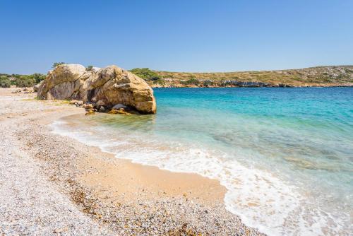 Arki Strand mit Felsen